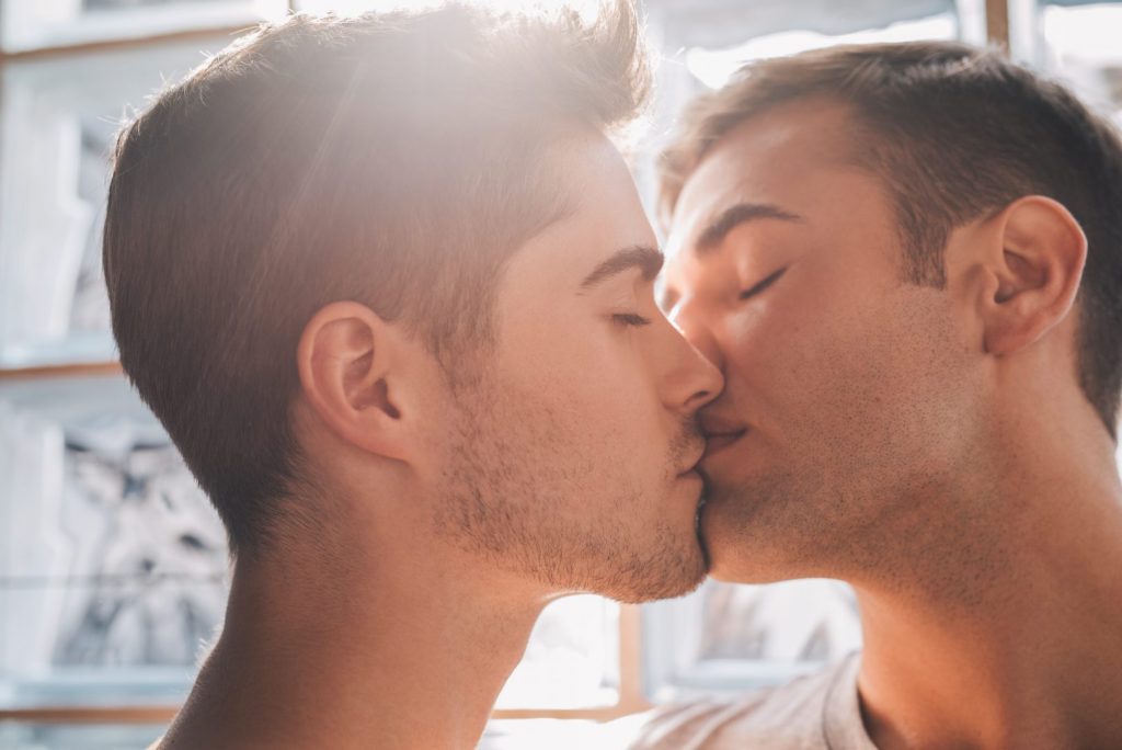 To unge menn kysser